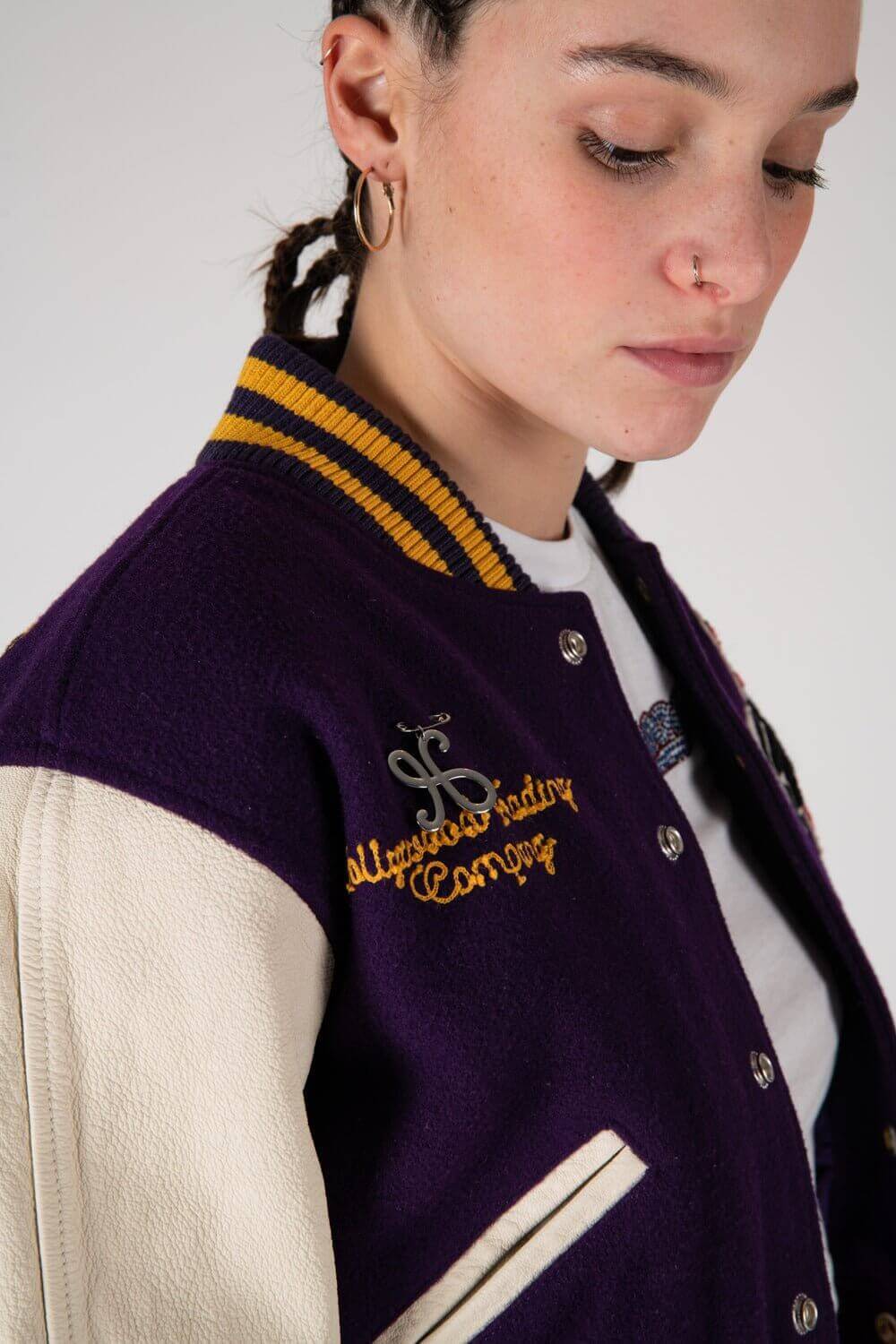 COLLEGE - 7 Varsity wool & leather bomber jacket. Front button closure, ribbed collar, cuffs and hem. Embroidered details and patches. Two side pockets. Main body composition: 70% Wool, 30% Acrylic; sleeves: 100% Leather HTC LOS ANGELES