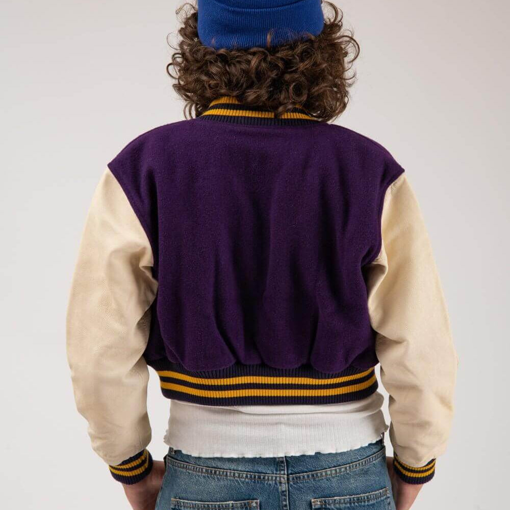 Hollywood Trading Company COLLEGE - EMBROIDERY WOMAN COLLEGE - EMBROIDERY WOMAN Varsity wool & leather bomber jacket. Front button closure, ribbed collar, cuffs and hem. Embroidered details. Two side pockets. Main body composition: 70% Wool, 30% Acrylic;
