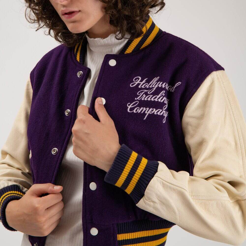 Hollywood Trading Company COLLEGE - EMBROIDERY WOMAN COLLEGE - EMBROIDERY WOMAN Varsity wool & leather bomber jacket. Front button closure, ribbed collar, cuffs and hem. Embroidered details. Two side pockets. Main body composition: 70% Wool, 30% Acrylic;