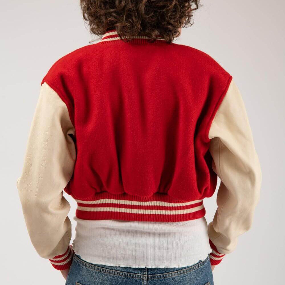 Hollywood Trading Company COLLEGE - EMBROIDERY WOMAN COLLEGE - EMBROIDERY WOMAN Varsity wool & leather bomber jacket. Front button closure, ribbed collar, cuffs and hem. Embroidered details. Two side pockets. Main body composition: 70% Wool, 30% Acrylic;
