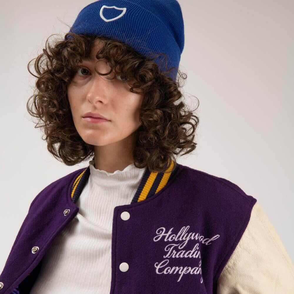 Hollywood Trading Company COLLEGE - EMBROIDERY WOMAN COLLEGE - EMBROIDERY WOMAN Varsity wool & leather bomber jacket. Front button closure, ribbed collar, cuffs and hem. Embroidered details. Two side pockets. Main body composition: 70% Wool, 30% Acrylic;