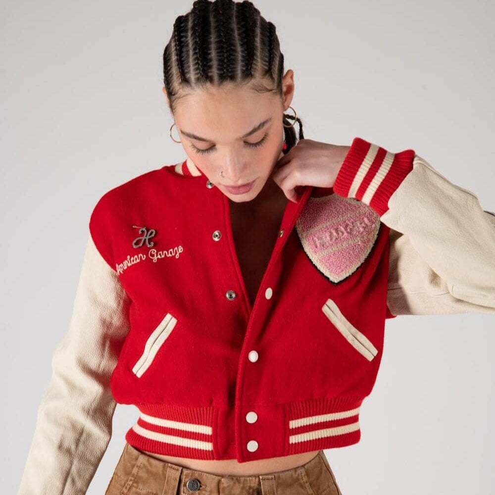 Hollywood Trading Company COLLEGE - SHIELD COLLEGE - SHIELD Varsity wool & leather bomber jacket. Front button closure, ribbed collar, cuffs and hem. Embroidered details and patches. Two side pockets. Main body composition: 70% Wool, 30% Acrylic; sleeves: