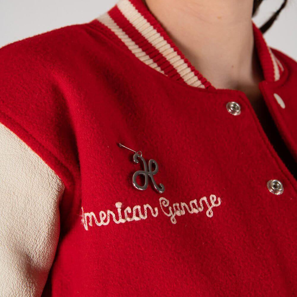Hollywood Trading Company COLLEGE - SHIELD COLLEGE - SHIELD Varsity wool & leather bomber jacket. Front button closure, ribbed collar, cuffs and hem. Embroidered details and patches. Two side pockets. Main body composition: 70% Wool, 30% Acrylic; sleeves: