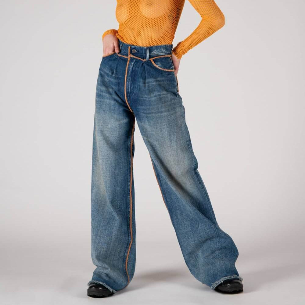 htc los angeles DUSYA 03 BLUE DUSYA 03 BLUE High waist full lenght jeans with front button and zip closure. Back leather logo patch. Stonewashed coloring may vary. Five pockets. Composition: 100% Cotton PANTS Hollywood Trading Company Hollywood Trading Co