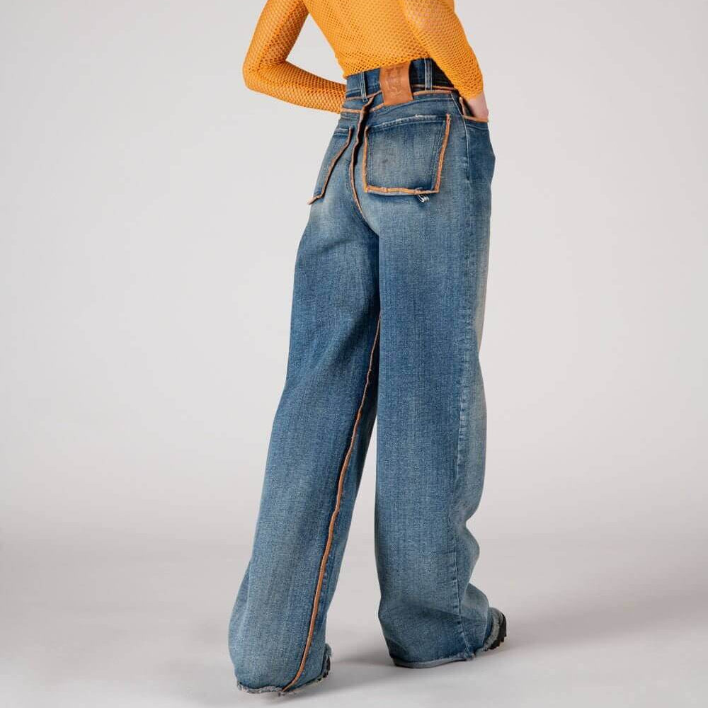 htc los angeles DUSYA 03 BLUE DUSYA 03 BLUE High waist full lenght jeans with front button and zip closure. Back leather logo patch. Stonewashed coloring may vary. Five pockets. Composition: 100% Cotton PANTS Hollywood Trading Company Hollywood Trading Co