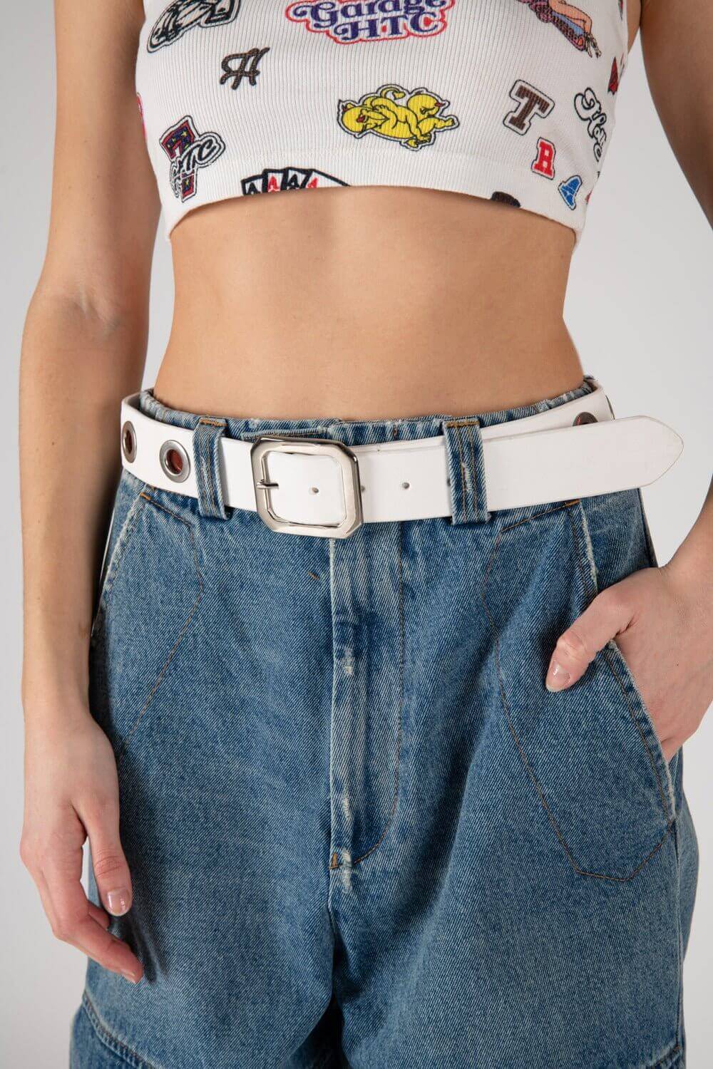 EYELET BELT White leather belt with red eyelets. Squared buckle. Height: 4 cm. Made in Italy. HTC LOS ANGELES