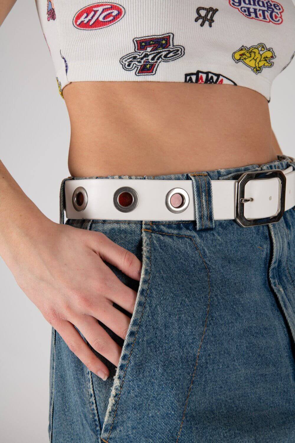 EYELET BELT White leather belt with red eyelets. Squared buckle. Height: 4 cm. Made in Italy. HTC LOS ANGELES