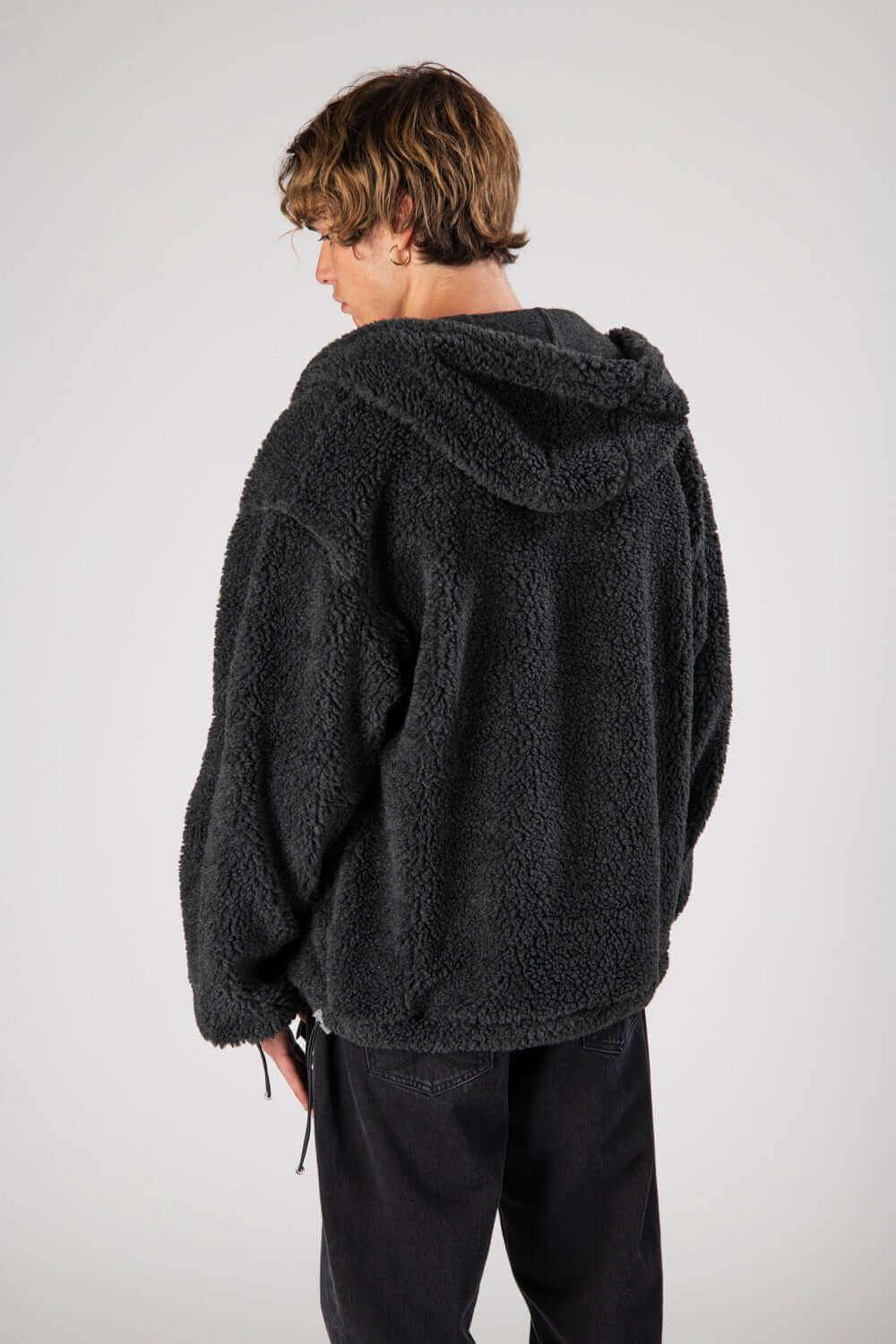 FLEECE HOODIE Fleece hoodie jacket. Embroidered logo on the sleeve. Zip closure. Wrist and bottom coulisse. Side slit pockets. HTC LOS ANGELES
