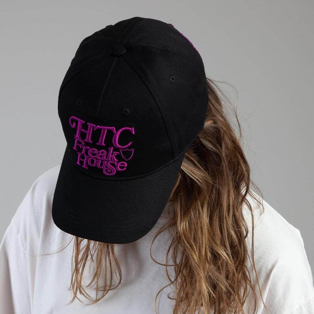 HTC LOS ANGELES FREAK HOUSE CAP BLACK FREAK HOUSE CAP BLACK Black baseball cap , round crown with eyelets, Freak House logo embroidered on the front, adjustable strap on the back. One size fits all. 100% cotton. HATS Hollywood Trading Company Hollywood Tr