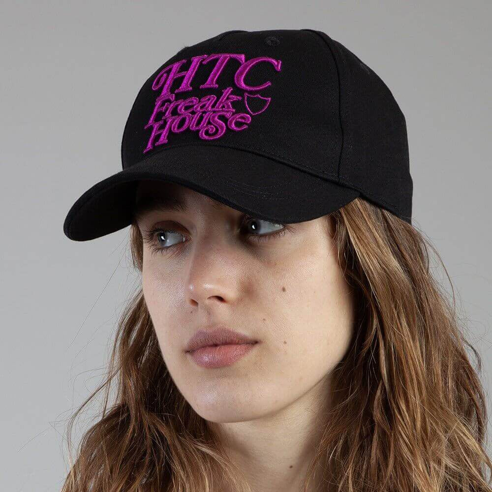 HTC LOS ANGELES FREAK HOUSE CAP BLACK FREAK HOUSE CAP BLACK Black baseball cap , round crown with eyelets, Freak House logo embroidered on the front, adjustable strap on the back. One size fits all. 100% cotton. HATS Hollywood Trading Company Hollywood Tr