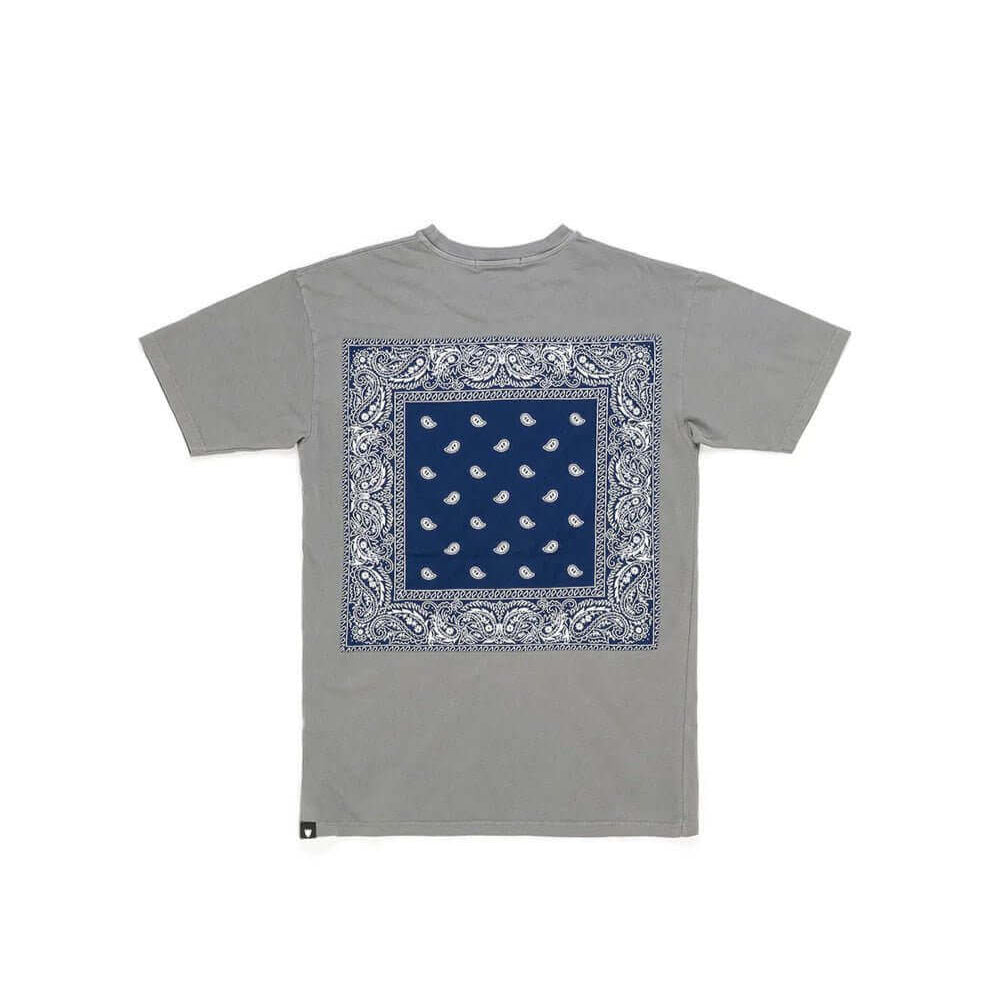 htclosangeles HTC BANDANA MIX T-SHIRT GREY/BLUE HTC BANDANA MIX T-SHIRT GREY/BLUE Regular fit t-shirt with printed mini-logo on the front. Vintage bandana set on the back. 100% cotton. Made in Italy. T-SHIRTS Hollywood Trading Company Hollywood Trading Co