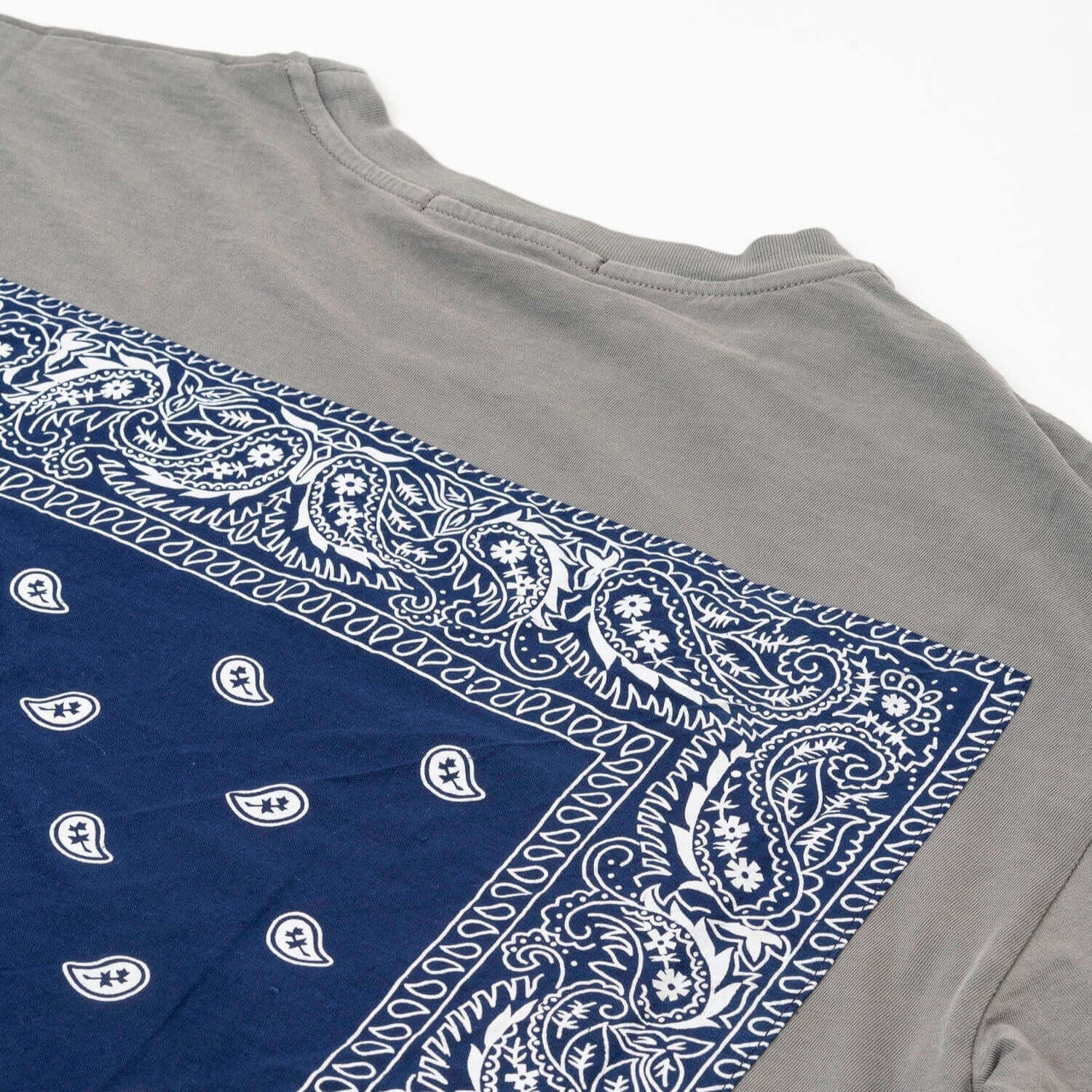 htclosangeles HTC BANDANA MIX T-SHIRT GREY/BLUE HTC BANDANA MIX T-SHIRT GREY/BLUE Regular fit t-shirt with printed mini-logo on the front. Vintage bandana set on the back. 100% cotton. Made in Italy. T-SHIRTS Hollywood Trading Company Hollywood Trading Co