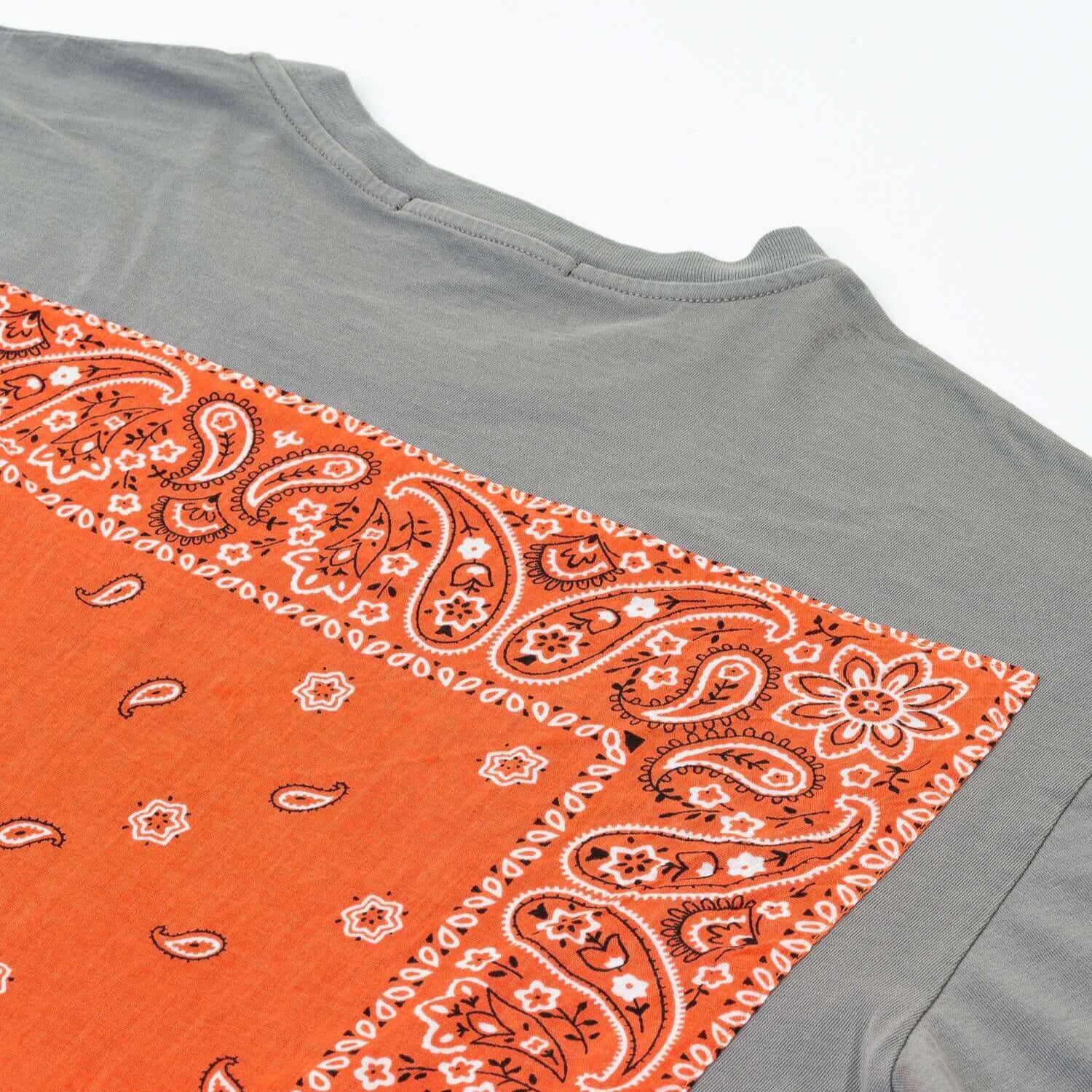 htclosangeles HTC BANDANA MIX T-SHIRT GREY/ORANGE HTC BANDANA MIX T-SHIRT GREY/ORANGE Regular fit t-shirt with printed mini-logo on the front. Vintage bandana set on the back. 100% cotton. Made in Italy. T-SHIRTS Hollywood Trading Company Hollywood Tradin