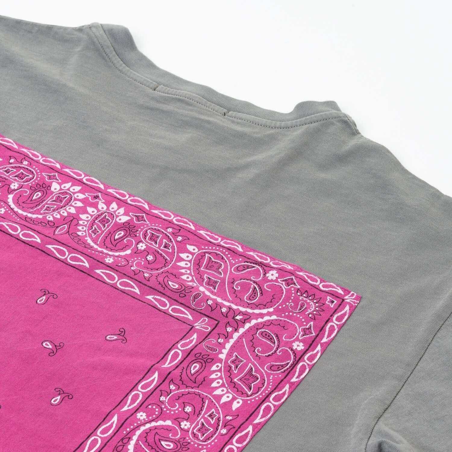 htclosangeles HTC BANDANA MIX T-SHIRT GREY/FUXIA HTC BANDANA MIX T-SHIRT GREY/FUXIA Regular fit t-shirt with printed mini-logo on the front. Vintage bandana set on the back. 100% cotton. Made in Italy. T-SHIRTS Hollywood Trading Company Hollywood Trading