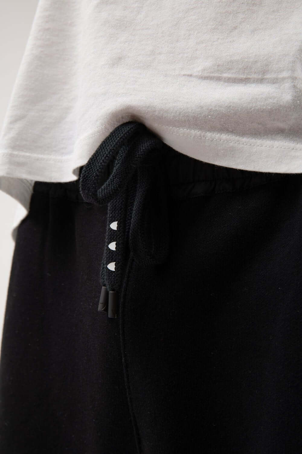 HTC BASIC PANTS Black basic pants. Elastic waistband with drawstring. Side pockets. 93% Viscose 7% Elastane. Made in EU HTC LOS ANGELES