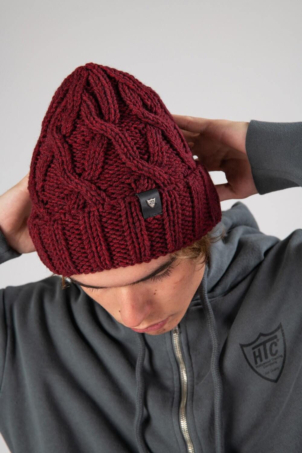 HTC BEANIE Knitted beanie with HTC leather logo detail. HTC LOS ANGELES
