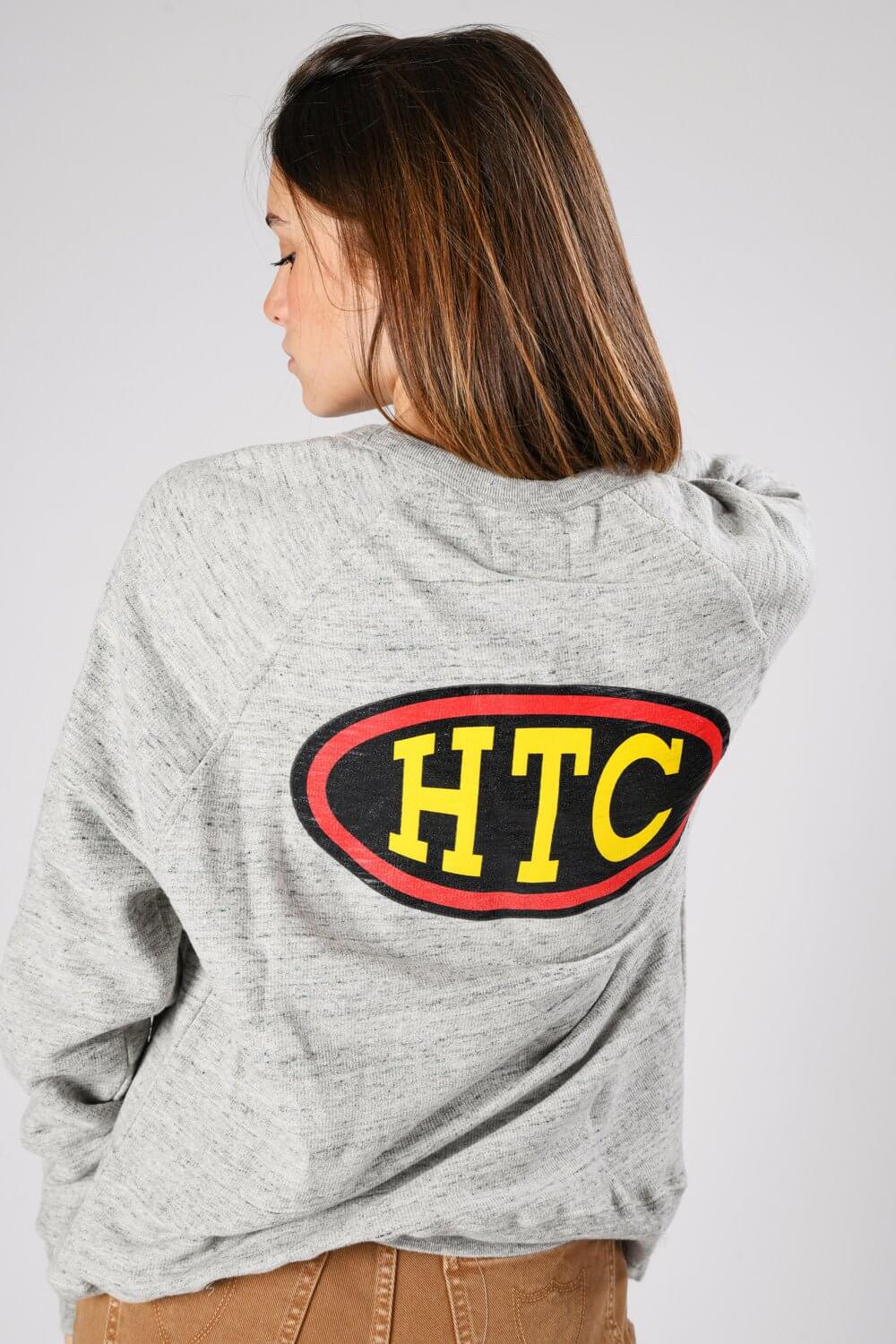 HTC BOLD OVER SWEATER Round neck sweater with shield lil logo printed on the front. Little HTC logo on the back. Oversize fit. HTC LOS ANGELES