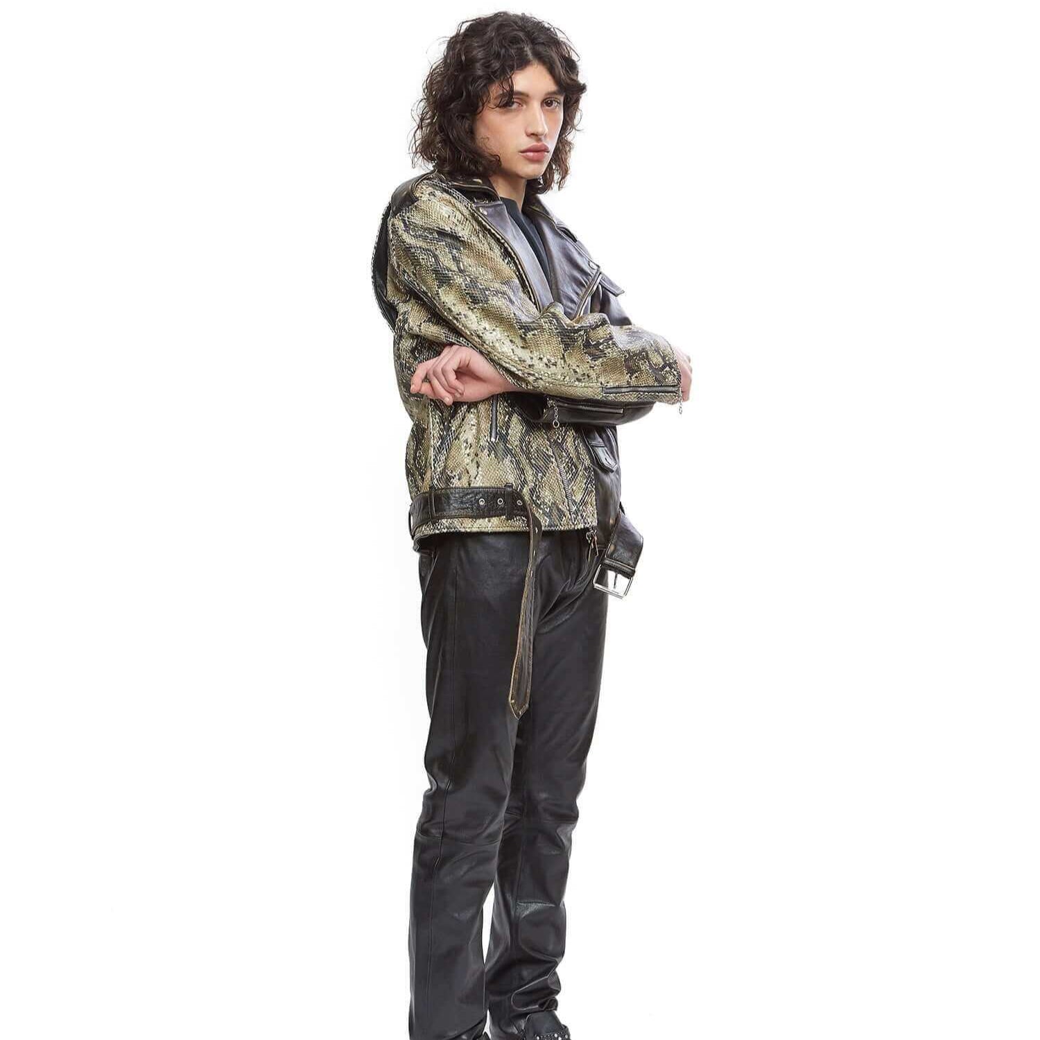htclosangeles JIMI SAUVAGE JACKET JIMI SAUVAGE JACKET Brown leather jacket with snake print detail. Side pocket with zip closure. Zippers on the sleeves. 100% leather. Lining 100% viscose. Made in Italy. LEATHER JACKETS Hollywood Trading Company Hollywood