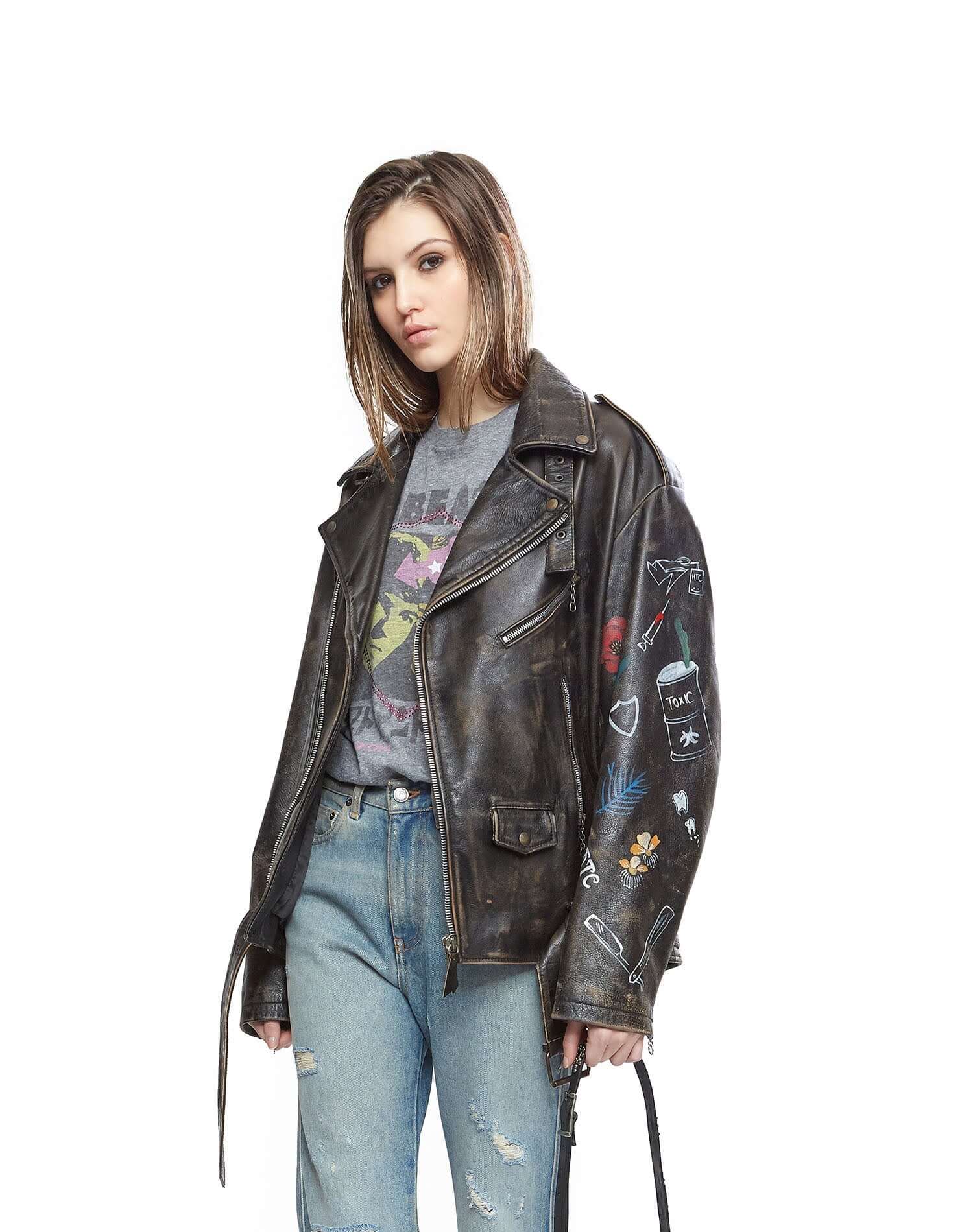 JIMI HANDPAINTED JACKET Leather jacket with handpainted details on the sleeve. Fit: over. Asymmetrical zip closure. Zippers on the sleeves. 100% leather. Lining 100% viscose. Made in Italy. HTC LOS ANGELES