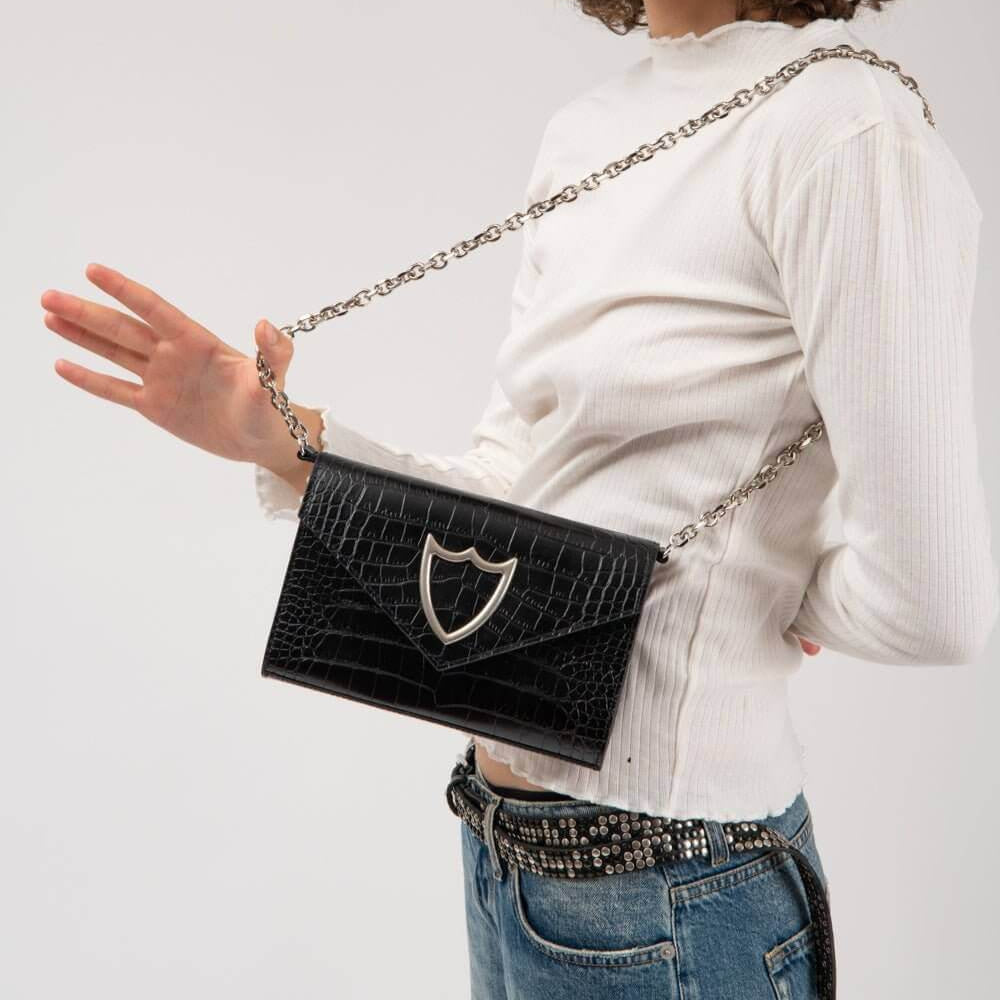 Hollywood Trading Company L.A. CLUTCH L.A. CLUTCH Black leather clutch. Central logo. Magnetic button closure. Leather interior. Metal chain shoulder strap Hollywood Trading Company Hollywood Trading Company