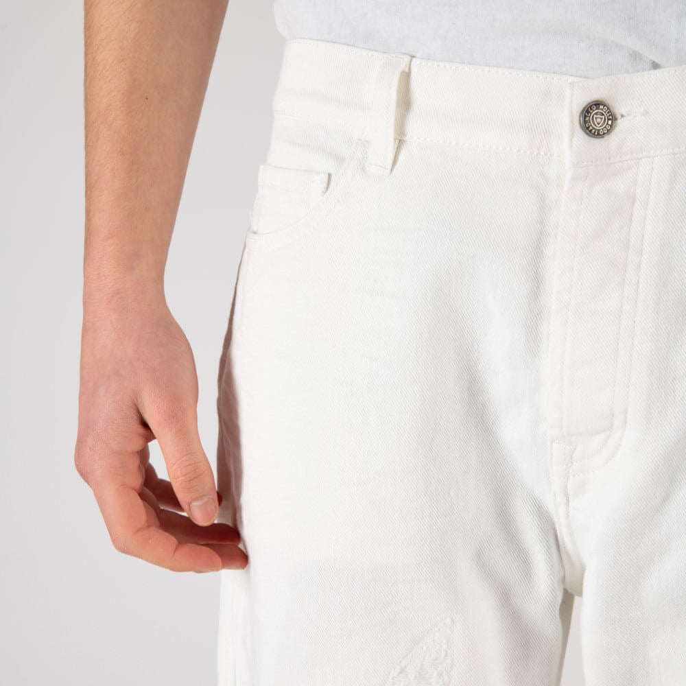 Hollywood Trading Company LOOSE LOOSE Loose fit jeans with front button and zip closure. Back leather logo patch. Intentionally distressed areas may vary. Five pockets. Hem: 17 cm. Composition: 100% Cotton PANTS Hollywood Trading Company Hollywood Trading