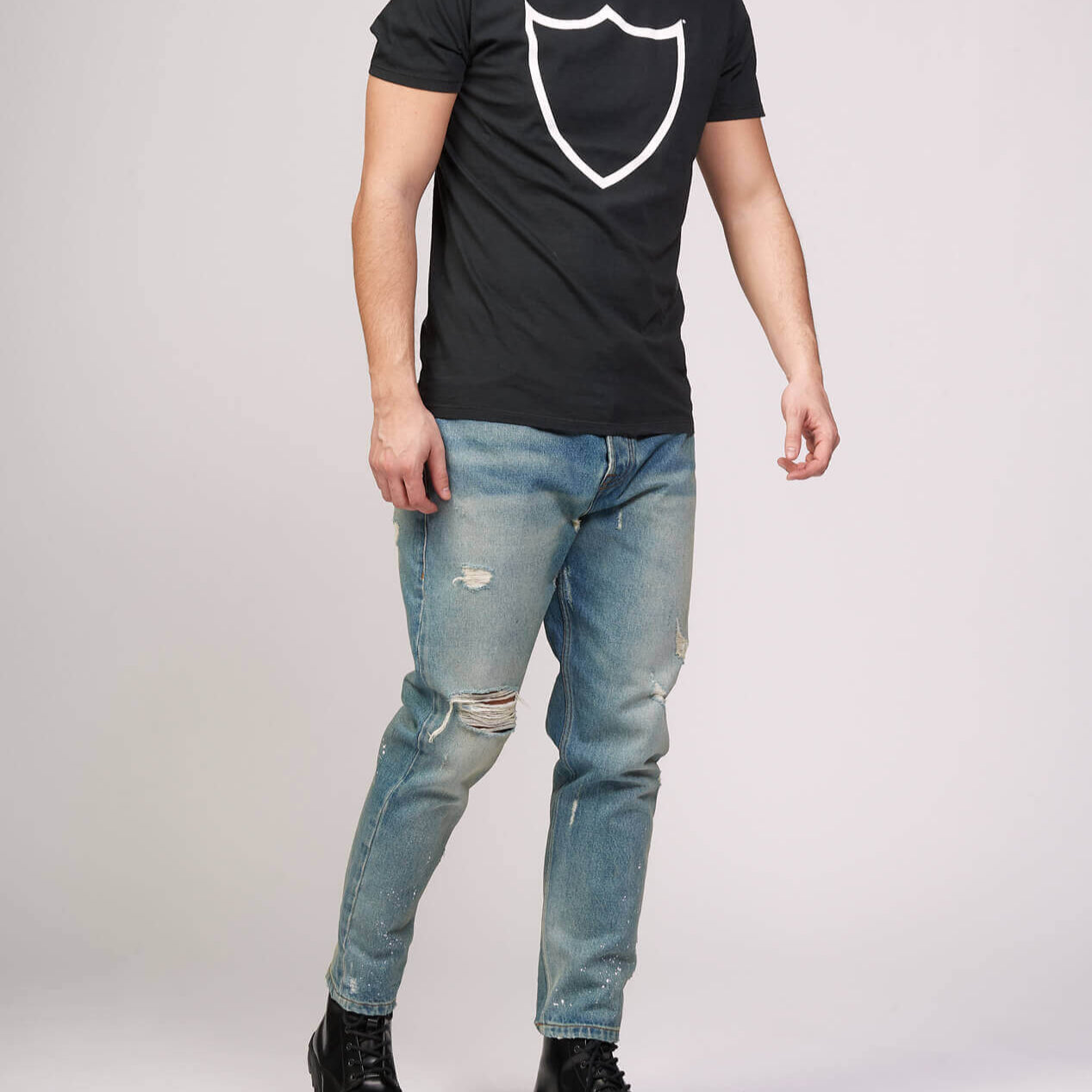 Hollywood Trading Company LOOSE MUSH BLUE LOOSE MUSH BLUE Loose fit jeans in blue denim, 5 pockets, hidden front button closure. Metallic logo detail on the back. 100% cotton. Made in Italy. Hollywood Trading Company Hollywood Trading Company