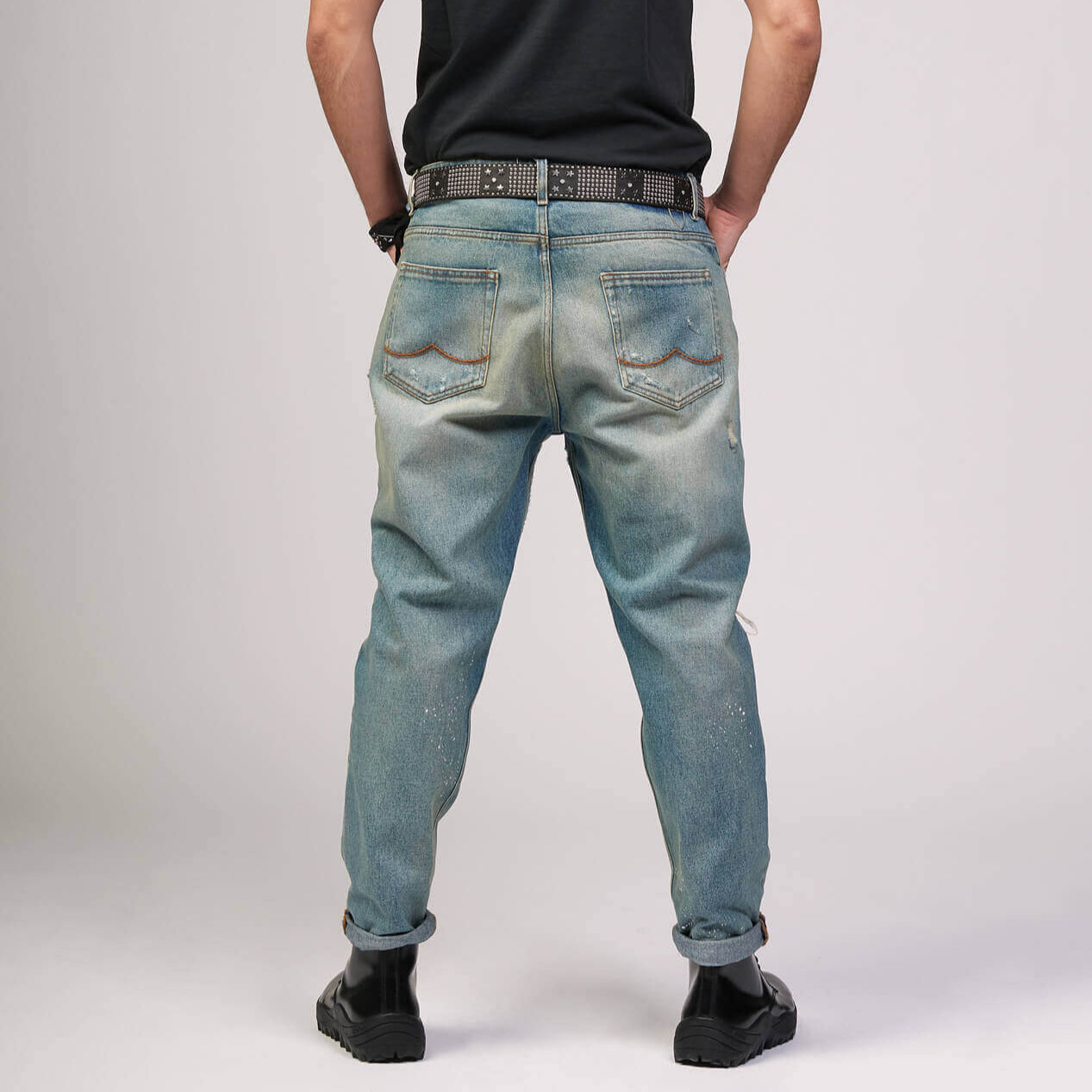 Hollywood Trading Company LOOSE MUSH BLUE LOOSE MUSH BLUE Loose fit jeans in blue denim, 5 pockets, hidden front button closure. Metallic logo detail on the back. 100% cotton. Made in Italy. Hollywood Trading Company Hollywood Trading Company