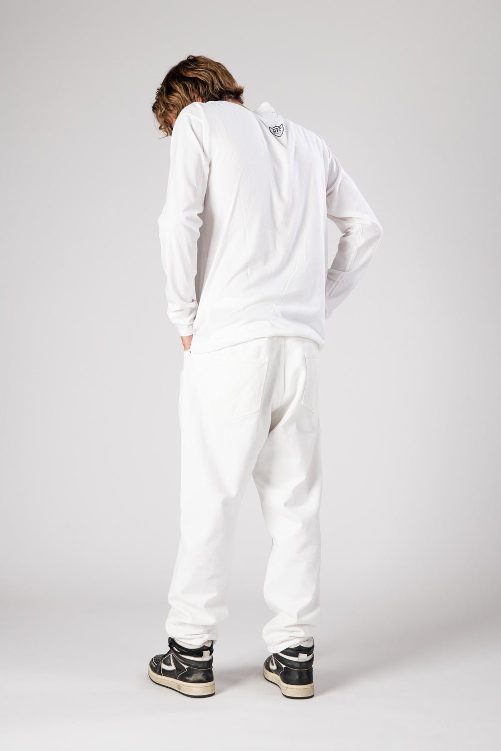 LOOSE WHITE Loose fit jeans, 5 pockets, hidden front button closure. 100% cotton. Made in Italy. HTC LOS ANGELES