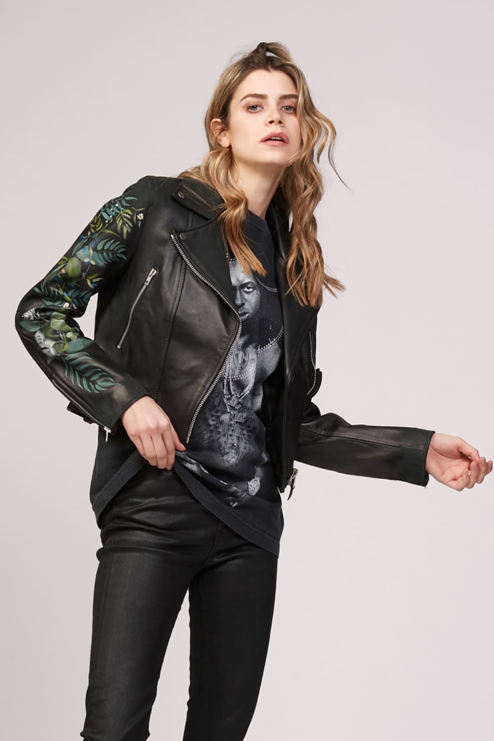 LOU FLOWERS PERFECTO Black leather perfecto with hand painted floral detail on sleeves and back. Asymmetric frontal zip closure. 2 zipped pockets. 100% sheepskin. Made in Italy. HTC LOS ANGELES