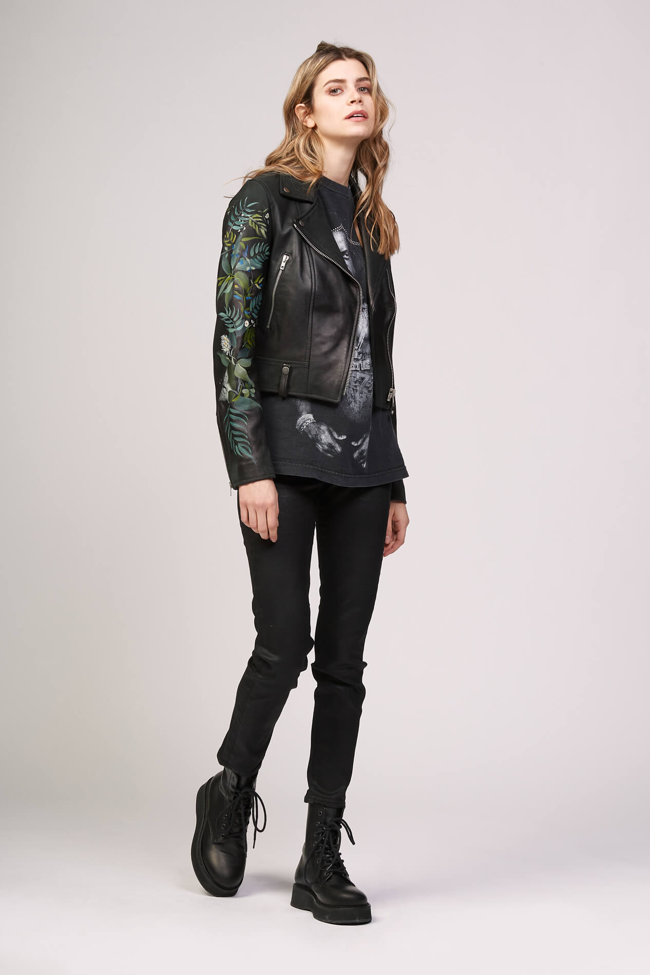LOU FLOWERS PERFECTO Black leather perfecto with hand painted floral detail on sleeves and back. Asymmetric frontal zip closure. 2 zipped pockets. 100% sheepskin. Made in Italy. HTC LOS ANGELES