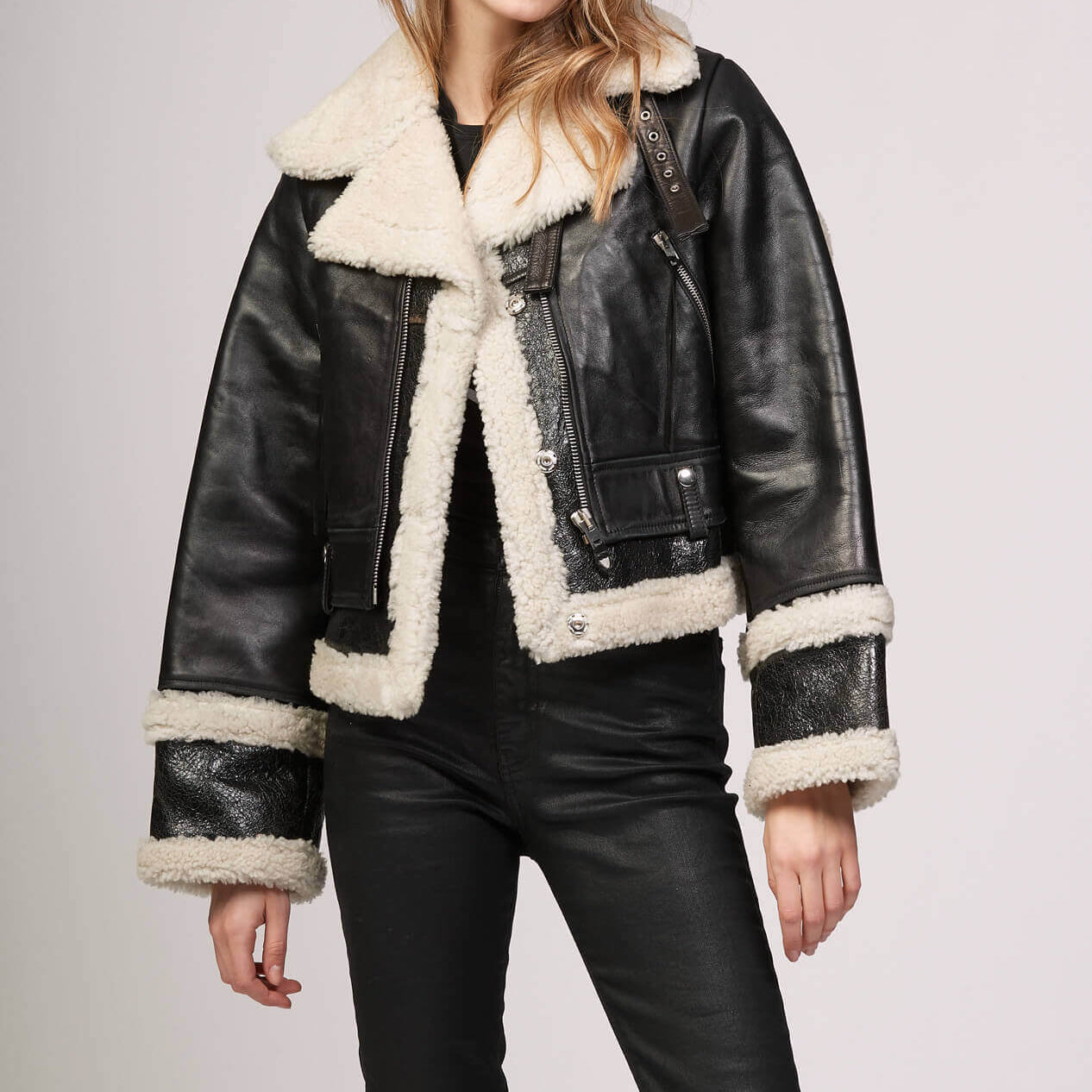 Hollywood Trading Company LOU SHEARLING LOU SHEARLING Black leather jacket. Lining, contour and lapels in white shearling. Frontal buttons. Wrist bands with buttons. 2 side pockets. 100% sheepskin. Made in Italy. Hollywood Trading Company Hollywood Tradin