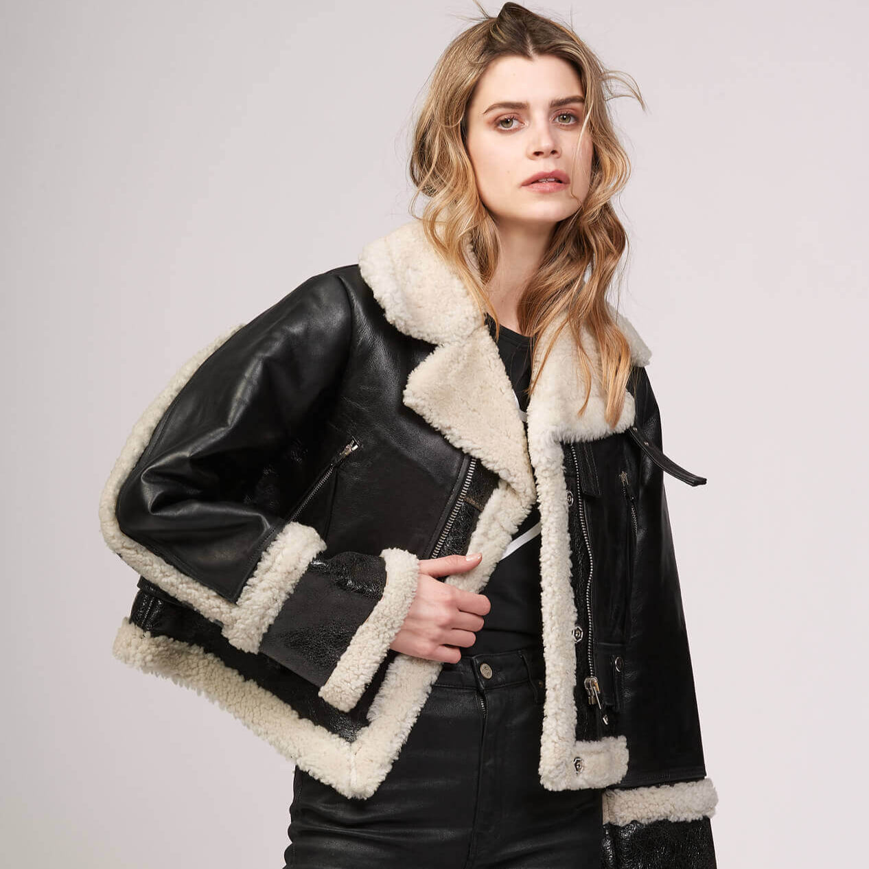 Hollywood Trading Company LOU SHEARLING LOU SHEARLING Black leather jacket. Lining, contour and lapels in white shearling. Frontal buttons. Wrist bands with buttons. 2 side pockets. 100% sheepskin. Made in Italy. Hollywood Trading Company Hollywood Tradin