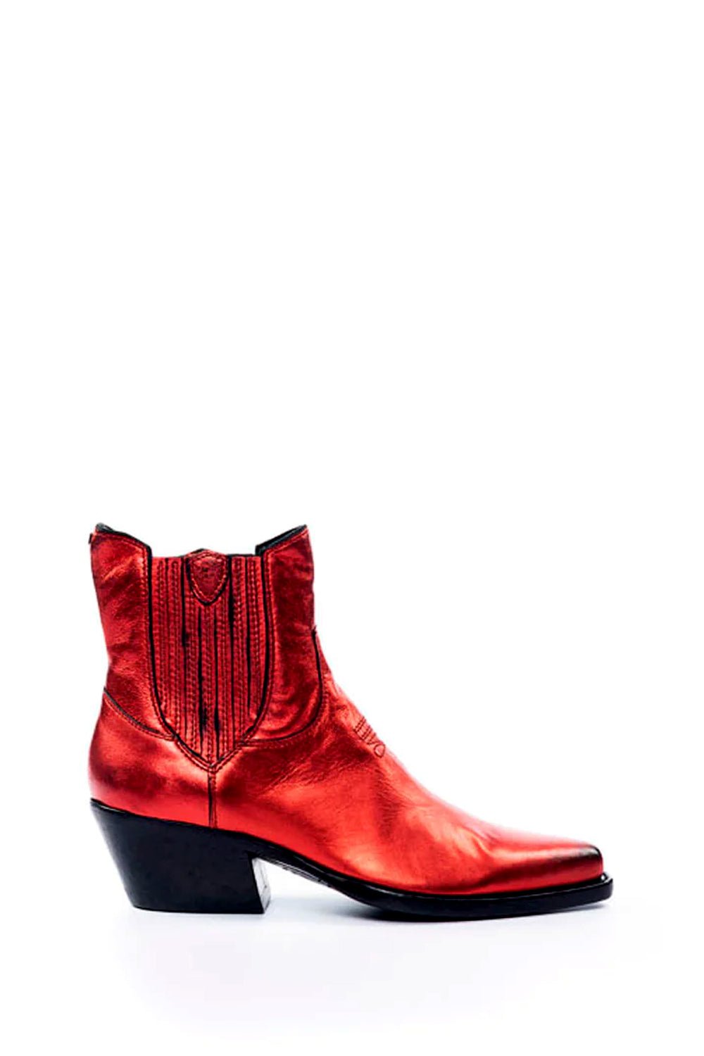 LOW CHELSEA BOOT Red metallic leather 'Texas' boots. Squared metal tip. Elastic closure on the sides. Heel height: 5 cm. Made in Italy. HTC LOS ANGELES