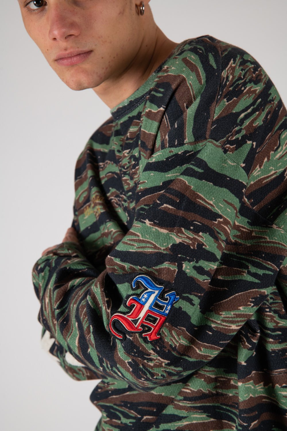 LUCKY KID - CAMO Regular fit long sleeve camo t-shirt. Patches on the sleeves. Composition: 100% Cotton HTC LOS ANGELES