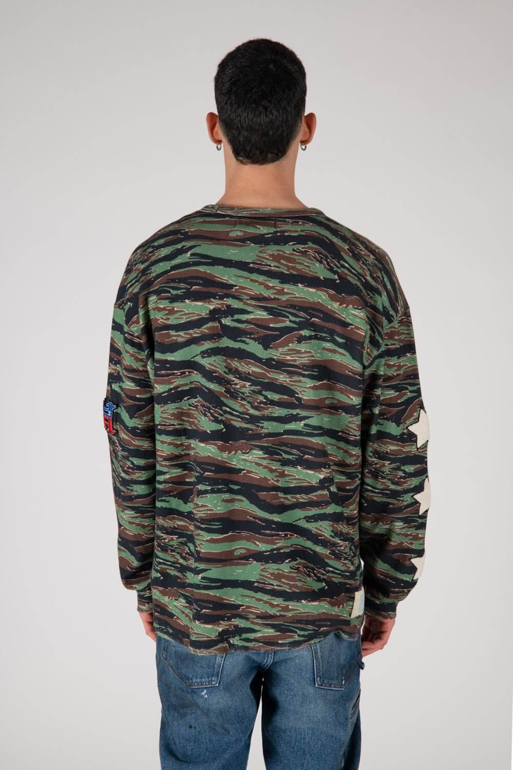 LUCKY KID - CAMO Regular fit long sleeve camo t-shirt. Patches on the sleeves. Composition: 100% Cotton HTC LOS ANGELES