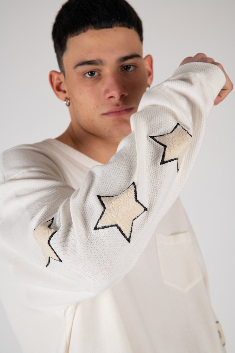 LUCKY KID - STARS Regular fit long sleeve t-shirt printed on the front. Stars patches on the sleeves. Composition: 100% Cotton HTC LOS ANGELES