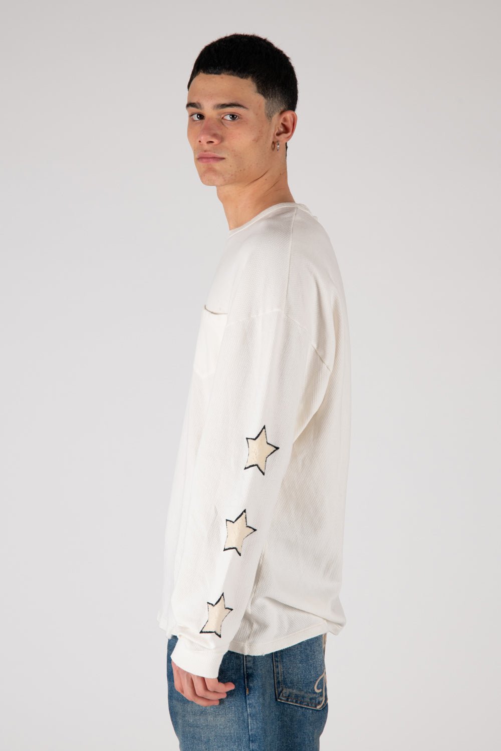 LUCKY KID - STARS Regular fit long sleeve t-shirt printed on the front. Stars patches on the sleeves. Composition: 100% Cotton HTC LOS ANGELES