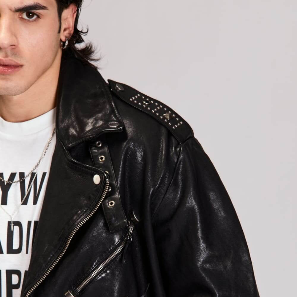 Hollywood Trading Company MELROSE JACKET MELROSE JACKET Black leather jacket. Central zip closure. Side and frontal pockets with zip closure. Studs on the shoulders. Hollywood Trading Company Hollywood Trading Company