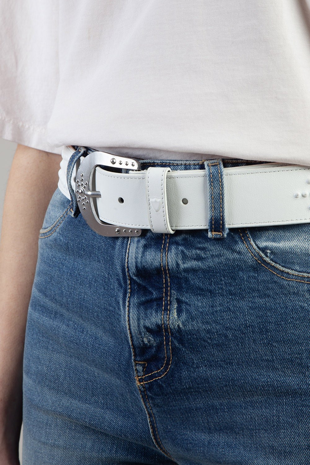 MIRAGE BELT White leather belt, zama buckle, with HTC shield logo rivet. Height: 4 cm. Made in Italy. HTC LOS ANGELES