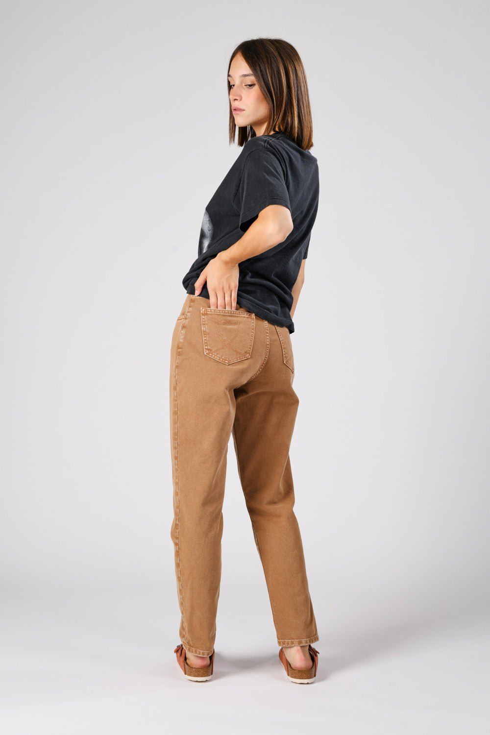MOM NEVADA 5 pockets tobacco jeans, zip and button closure. Mum fit. 100% cotton. Made in Italy. HTC LOS ANGELES