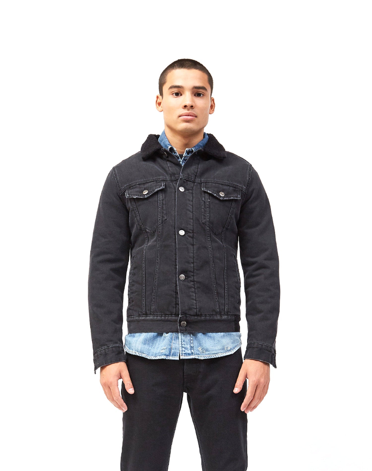 SHERPA MAN TRUCKER Demin jacket with buttons, lined collar. Wool inner lining, lined sleeves covered in polyester. Frontal pockets with flaps and button closure. Hidden pockets on the sides. 100% cotton. Lining: 100% polyester. Made in Italy. HTC LOS ANGE