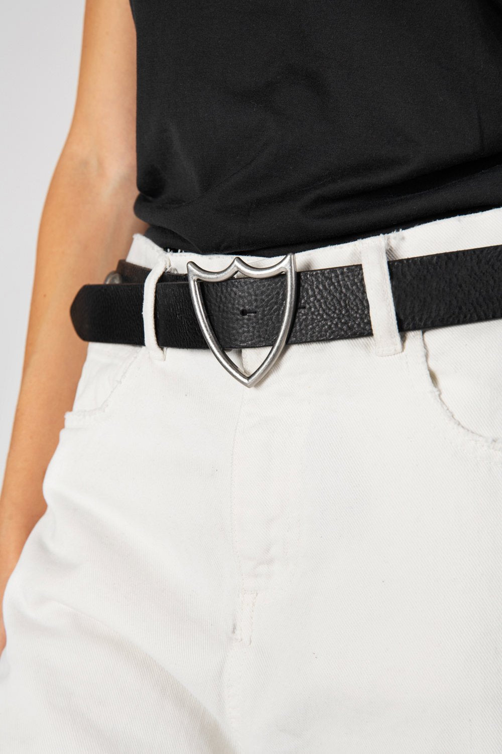 SHIELD BELT Black leather belt. Shield shaped buckle. 3,5 cm height. HTC LOS ANGELES