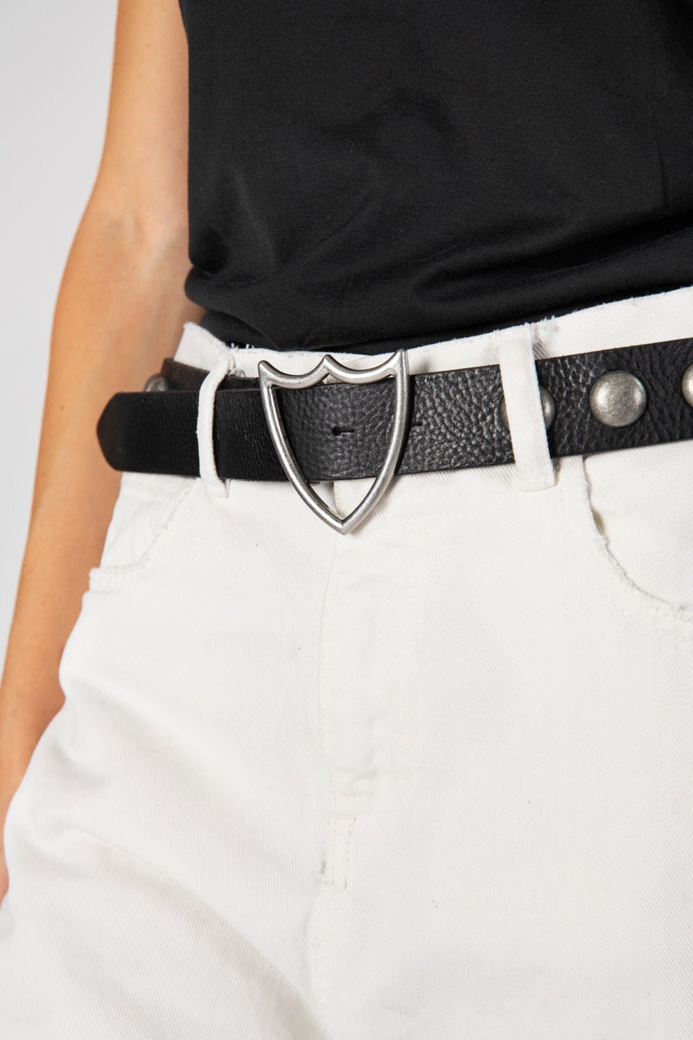 SHIELD STUDDED BELT Black leather belt with studs. Shield shaped buckle. 3,5 cm height. HTC LOS ANGELES