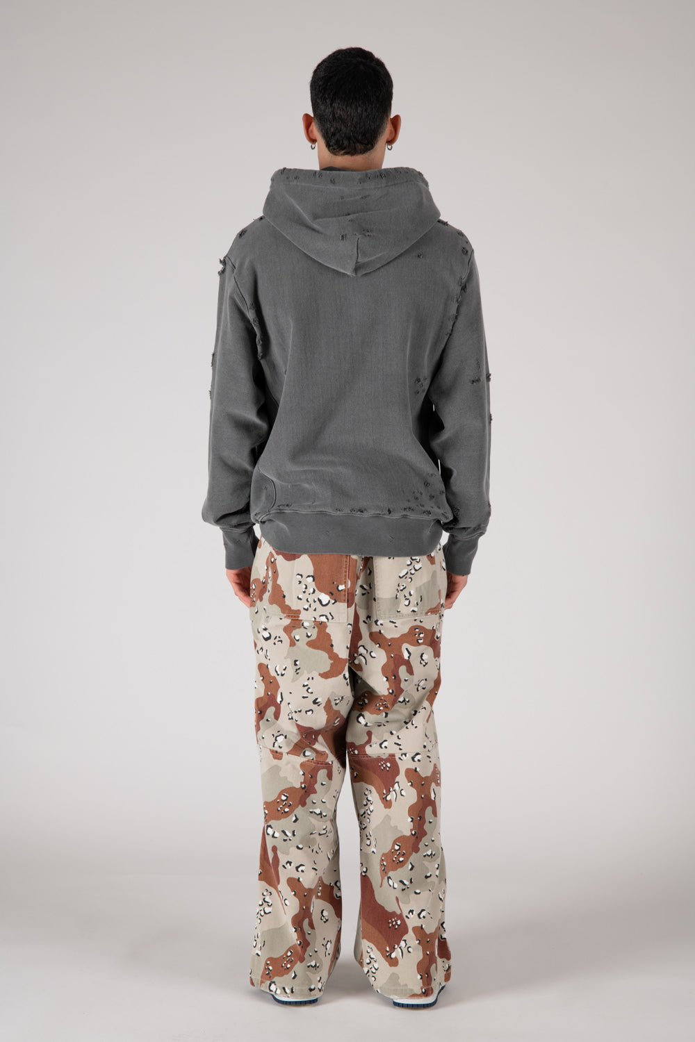SK8 - CAMO Camouflage skater pants with front button and zip closure. Back leather logo patch. Five pockets. Composition: 100% Cotton HTC LOS ANGELES