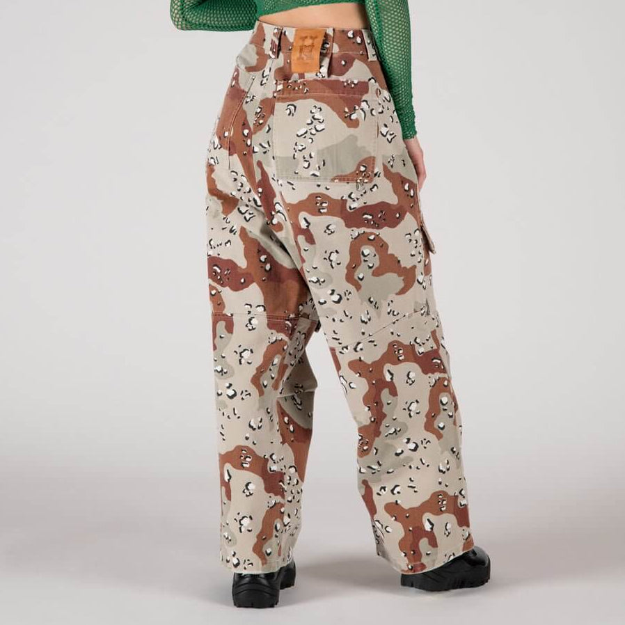 htclosangeles SK8 - CAMO SK8 - CAMO Camouflage skater pants with front button and zip closure. Back leather logo patch. Five pockets. Composition: 100% Cotton Hollywood Trading Company Hollywood Trading Company