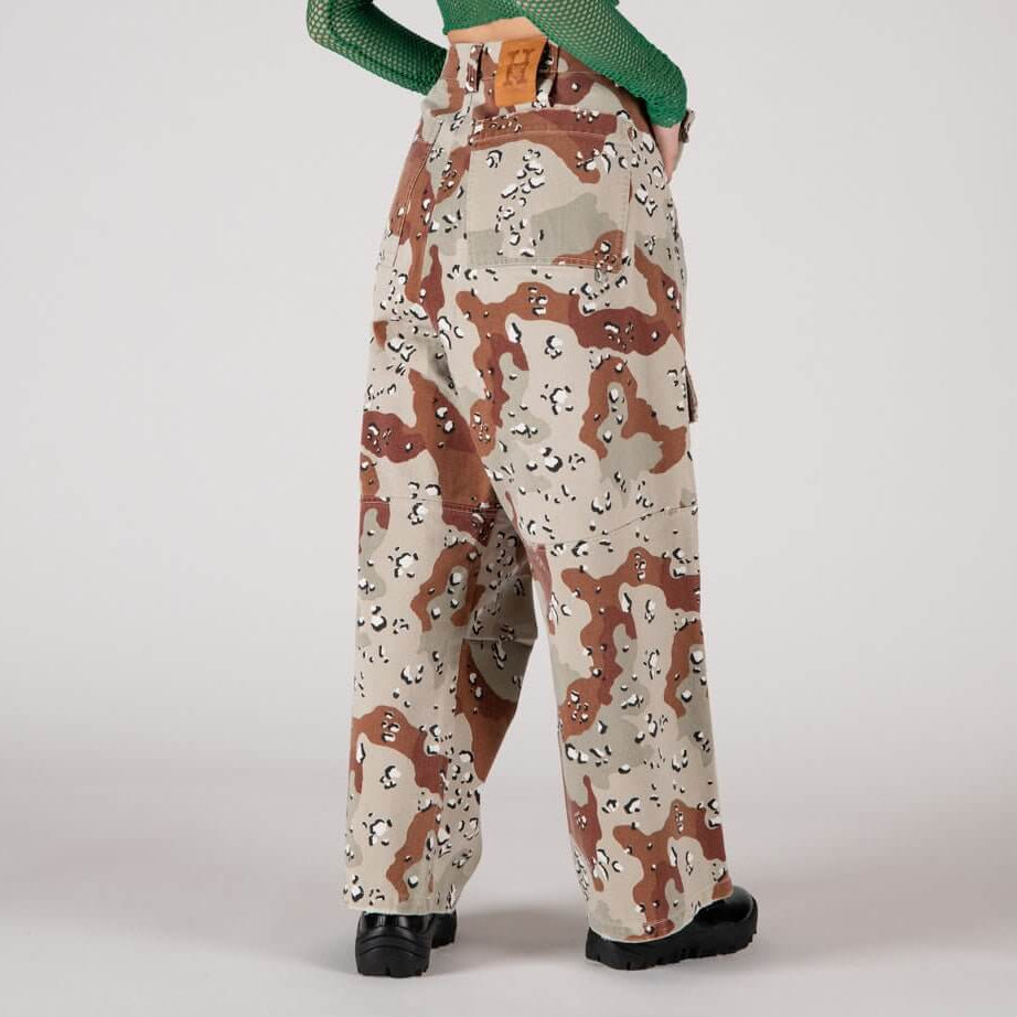htclosangeles SK8 - CAMO SK8 - CAMO Camouflage skater pants with front button and zip closure. Back leather logo patch. Five pockets. Composition: 100% Cotton Hollywood Trading Company Hollywood Trading Company