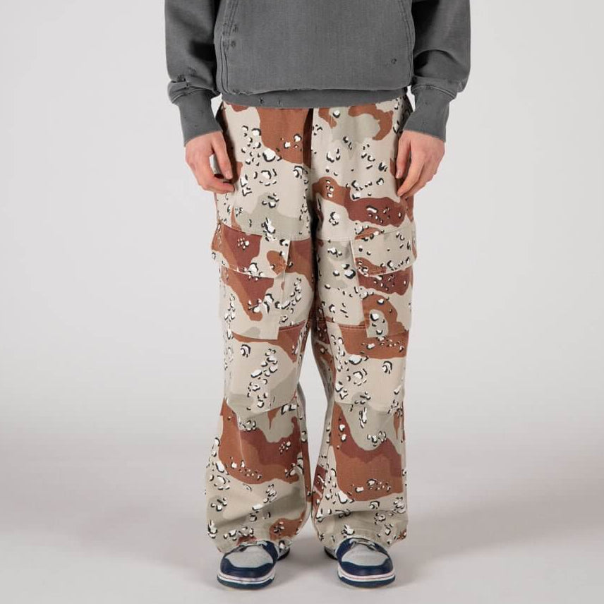 htclosangeles SK8 - CAMO SK8 - CAMO Camouflage skater pants with front button and zip closure. Back leather logo patch. Five pockets. Composition: 100% Cotton Hollywood Trading Company Hollywood Trading Company