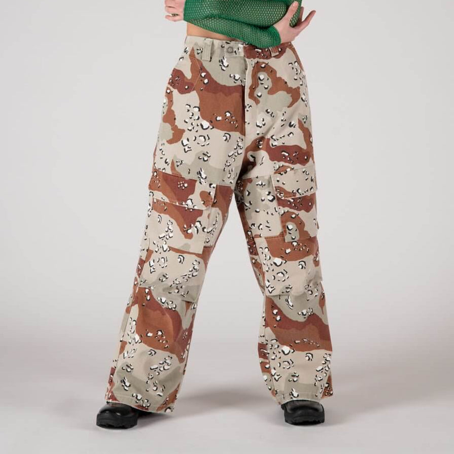 htclosangeles SK8 - CAMO SK8 - CAMO Camouflage skater pants with front button and zip closure. Back leather logo patch. Five pockets. Composition: 100% Cotton Hollywood Trading Company Hollywood Trading Company