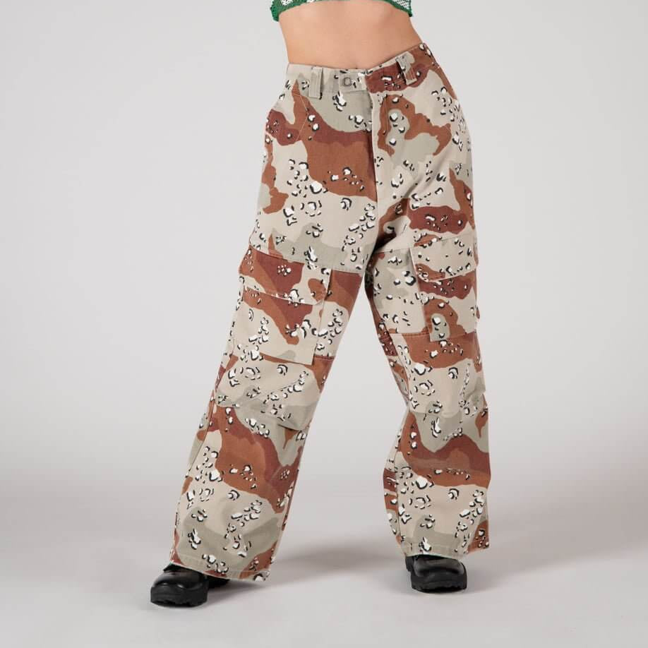 htclosangeles SK8 - CAMO SK8 - CAMO Camouflage skater pants with front button and zip closure. Back leather logo patch. Five pockets. Composition: 100% Cotton Hollywood Trading Company Hollywood Trading Company