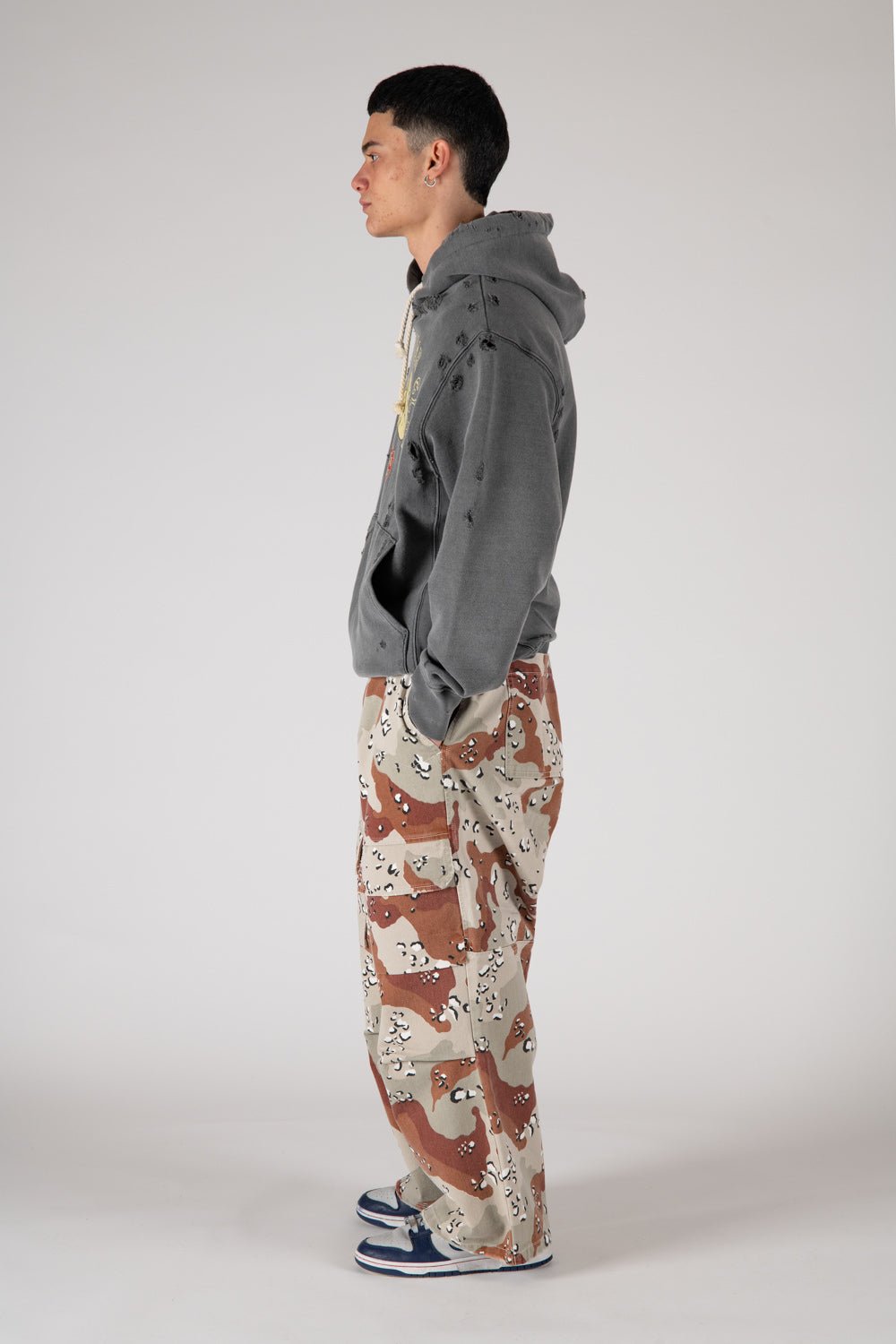 SK8 - CAMO Camouflage skater pants with front button and zip closure. Back leather logo patch. Five pockets. Composition: 100% Cotton HTC LOS ANGELES